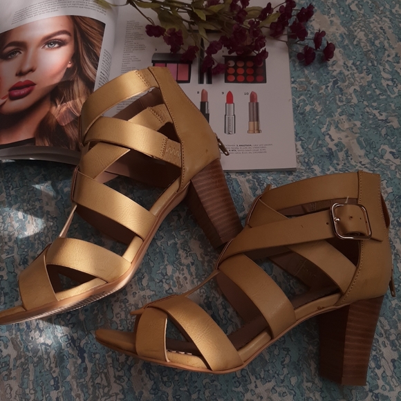 RESTRICTED Adora Sandal - Picture 1 of 11